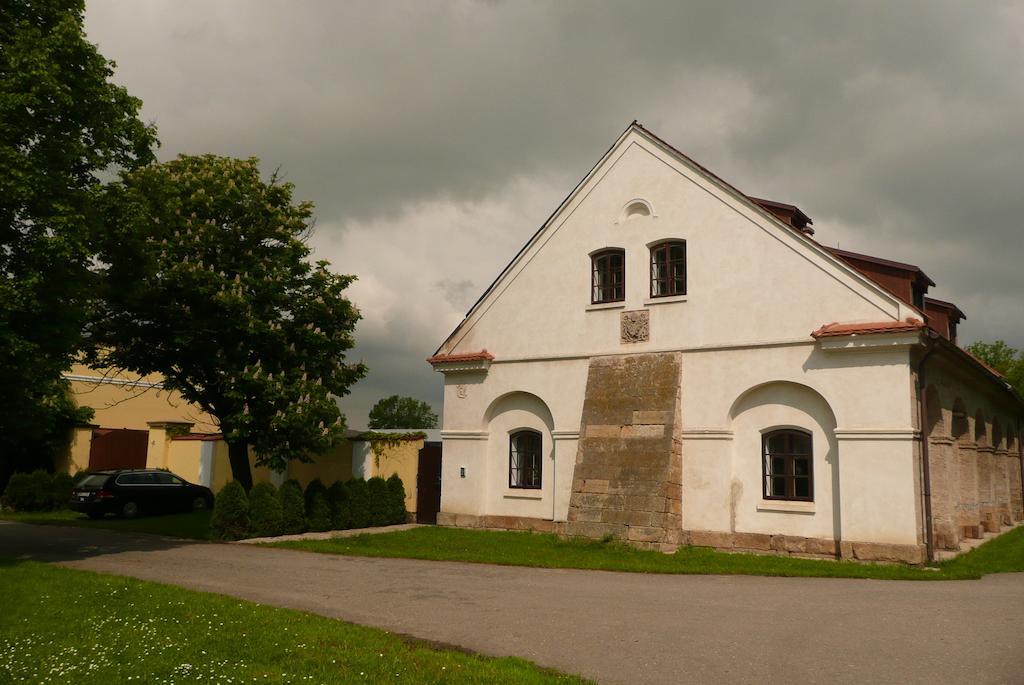 ホテル Statek Chmelovice エクステリア 写真